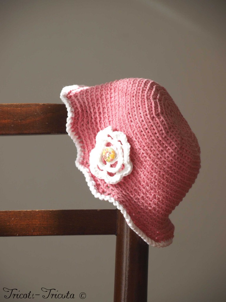 chapeau petite fille au crochet rose à fleur