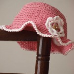 chapeau petite fille au crochet rose à fleur