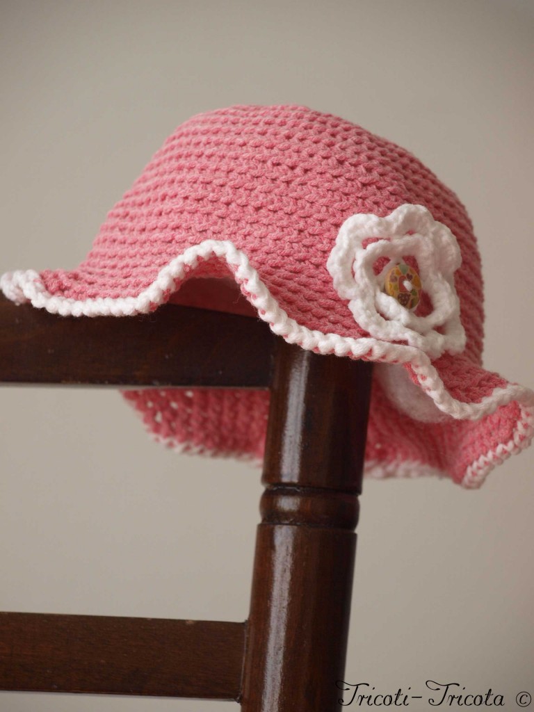 chapeau petite fille au crochet rose à fleur