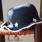 chapeau petite fille au crochet bleu marin