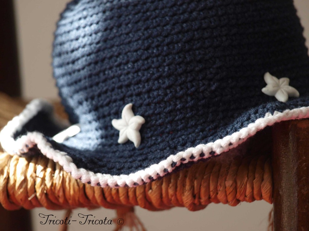 chapeau petite fille au crochet bleu marin