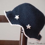 chapeau petite fille au crochet bleu marin