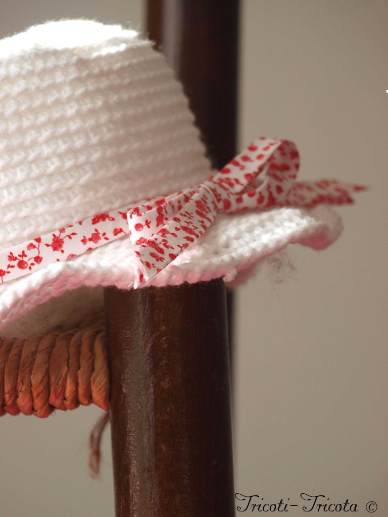 chapeau petite fille au crochet blanc liberty