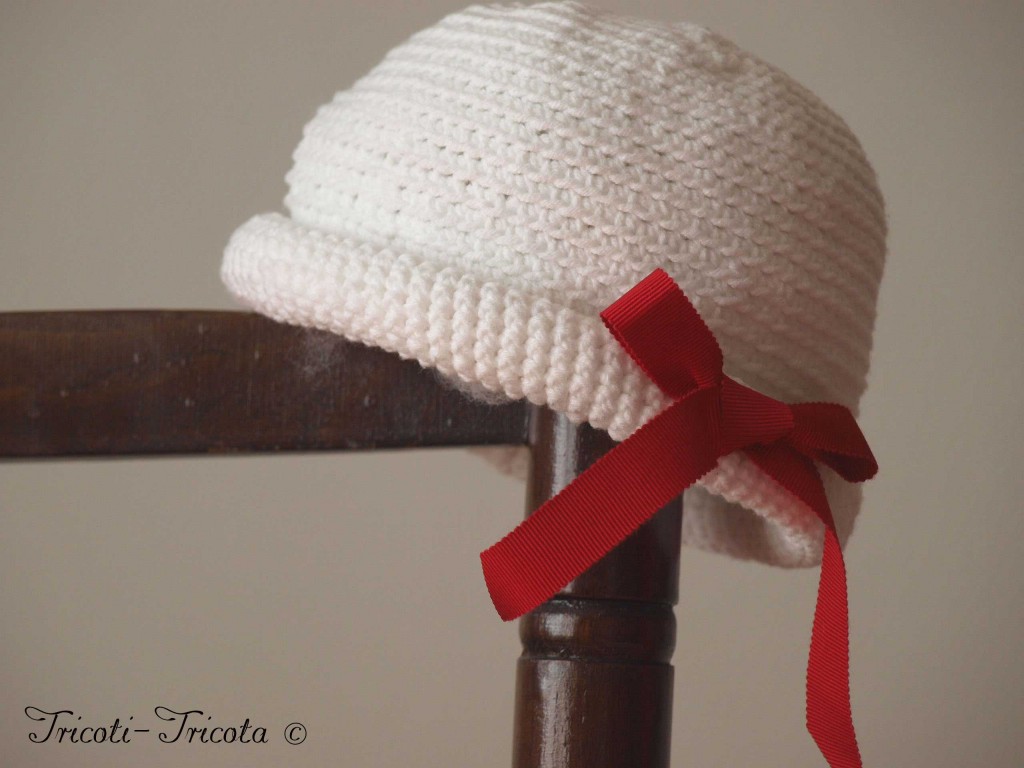 chapeau petite fille au crochet blanc noeud rouge