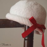 chapeau petite fille au crochet blanc noeud rouge