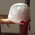 chapeau petite fille au crochet blanc noeud rouge
