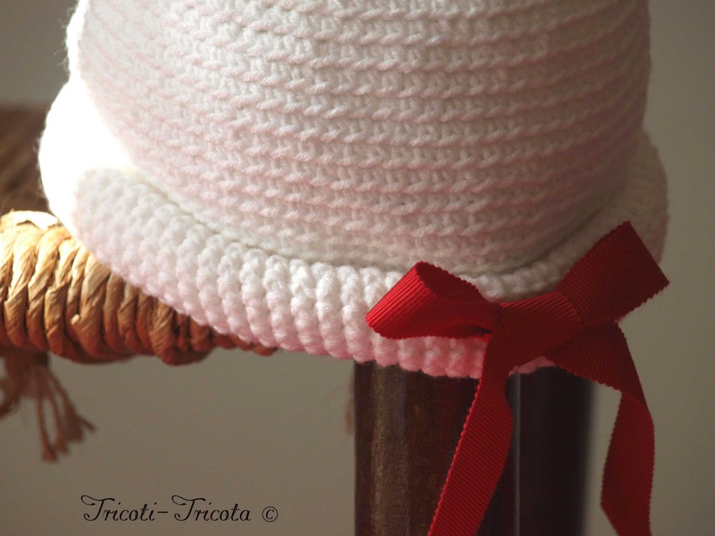 chapeau petite fille au crochet rebord roulé noeud rouge