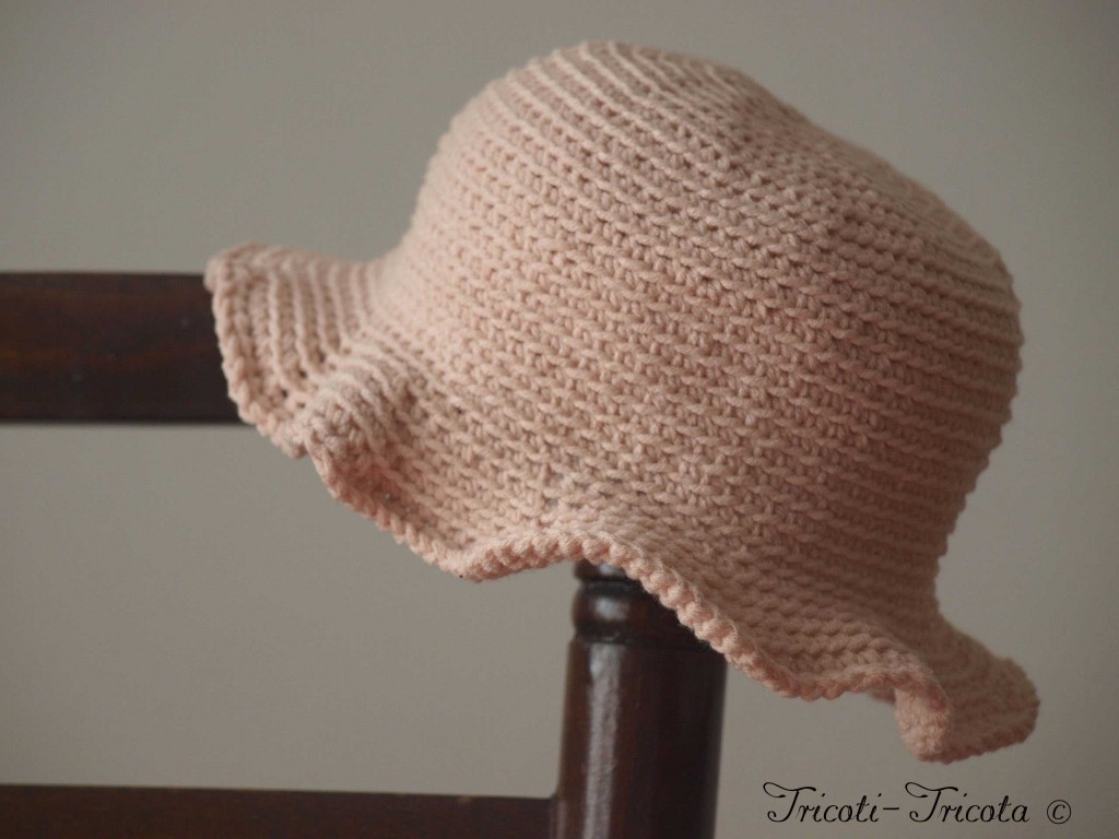 chapeau petite fille au crochet rose poudré