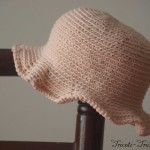 chapeau petite fille au crochet rose poudré