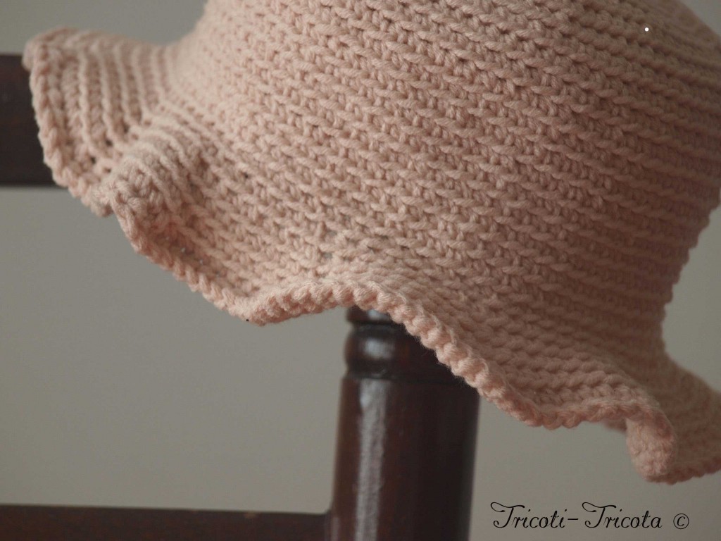 chapeau petite fille au crochet rose poudré