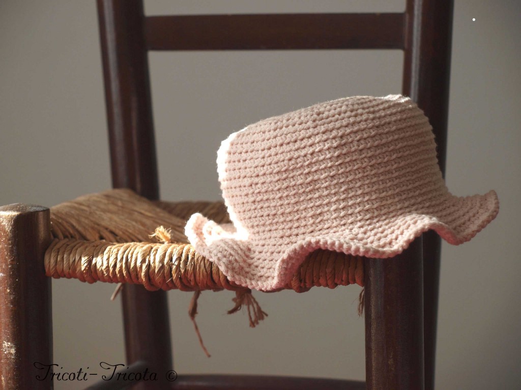 chapeau petite fille au crochet rose poudré