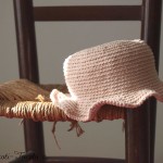 chapeau petite fille au crochet rose poudré