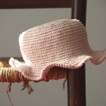 chapeau petite fille au crochet rose pâle