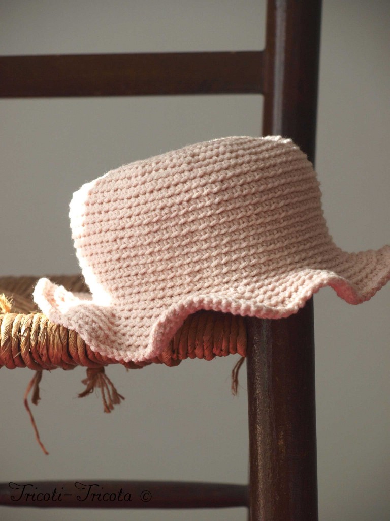 chapeau petite fille au crochet rose pâle