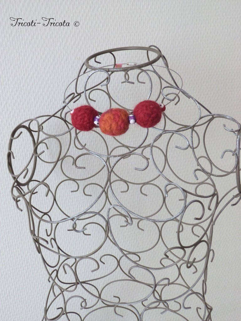 collier ras de cou en laine feutrée crochetée