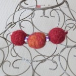 collier ras de cou en laine feutrée crochetée