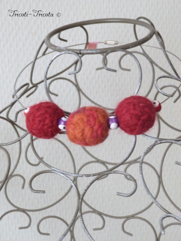 collier ras de cou en laine feutrée crochetée