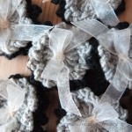 broches fleurs au crochet pour un mariage