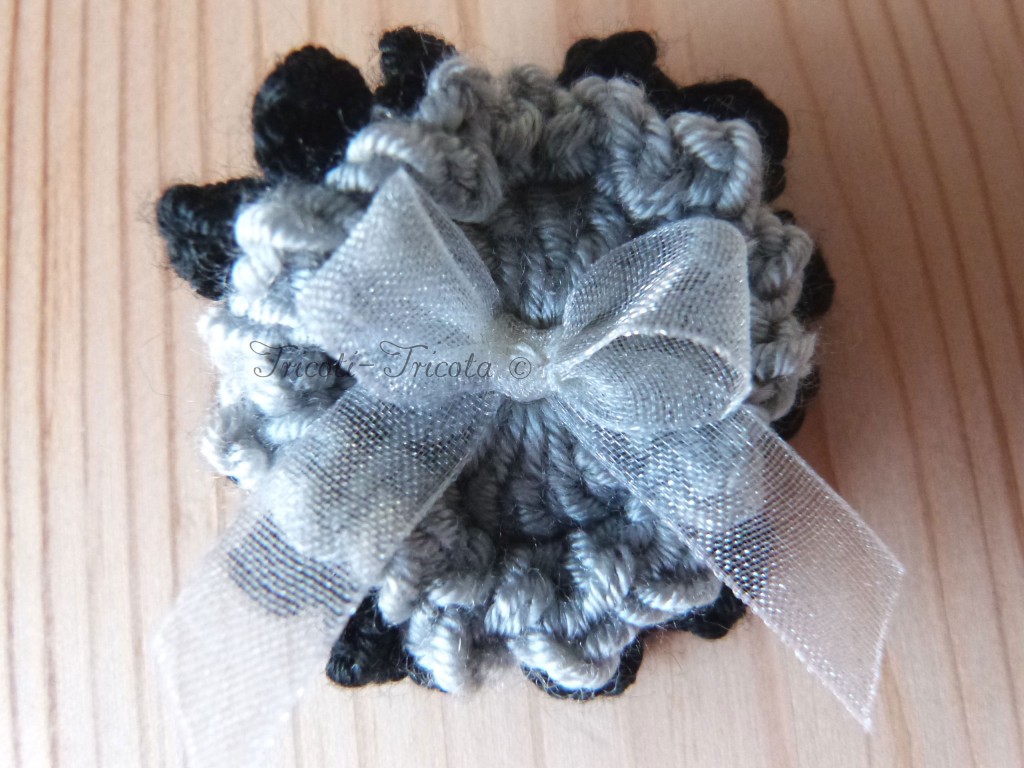 broches fleurs au crochet pour un mariage