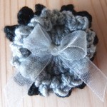 broches fleurs au crochet pour un mariage