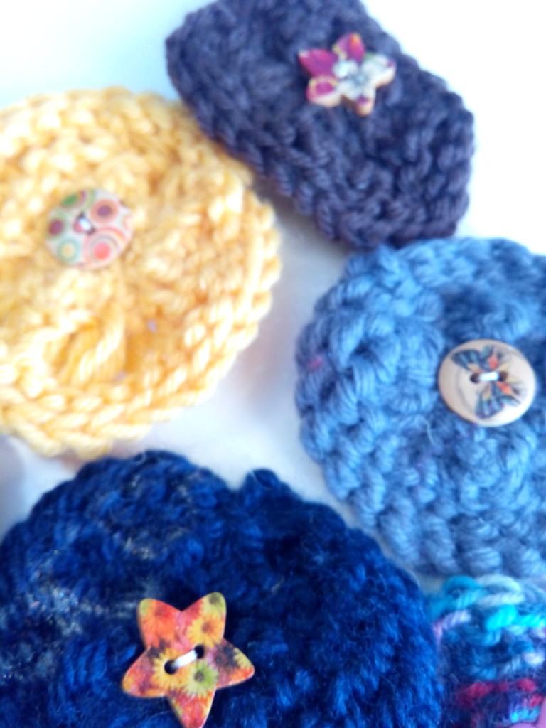 broches fleurs tricot